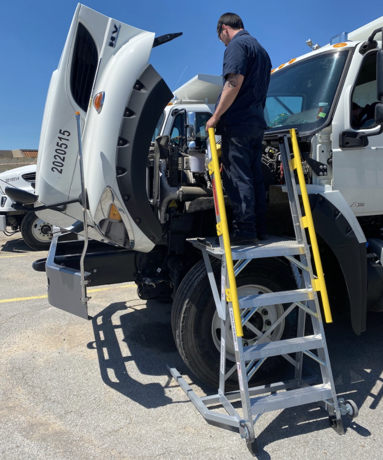 this image shows emergency roadside truck repair in Round Rock, TX